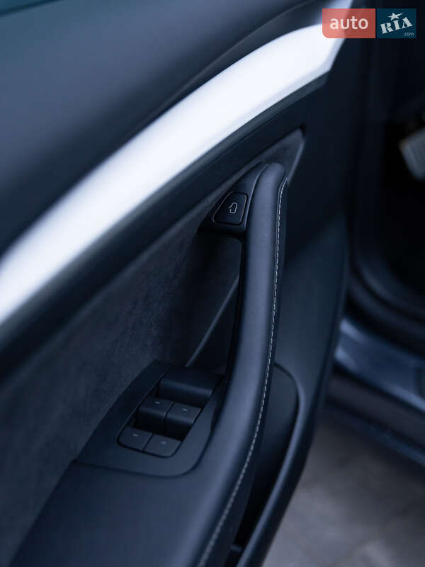 Седан Tesla Model 3 2023 в Ужгороде