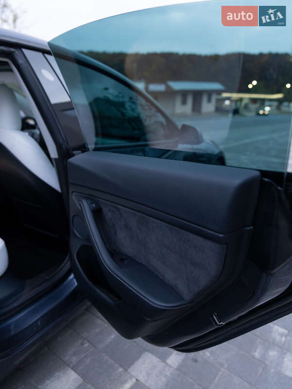 Седан Tesla Model 3 2023 в Ужгороде