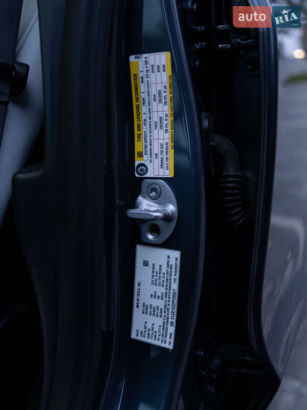 Седан Tesla Model 3 2023 в Ужгороде