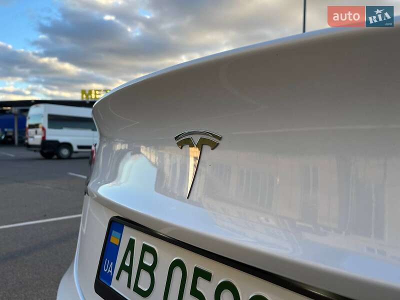Седан Tesla Model 3 2021 в Виннице