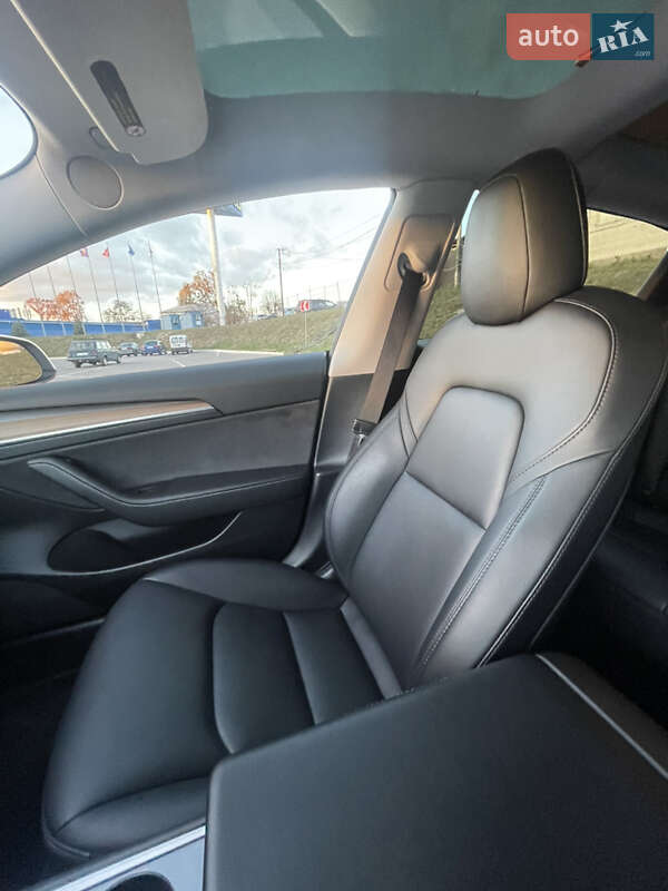 Седан Tesla Model 3 2021 в Виннице