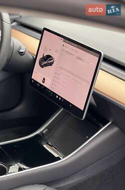 Седан Tesla Model 3 2019 в 