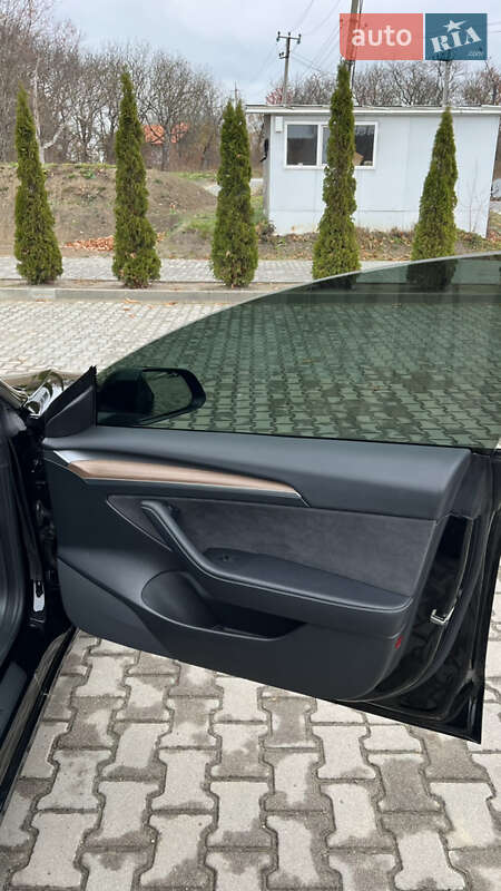 Седан Tesla Model 3 2022 в Чернівцях