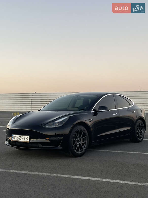 Седан Tesla Model 3 2019 в Львові