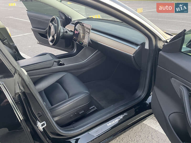 Седан Tesla Model 3 2019 в Львові