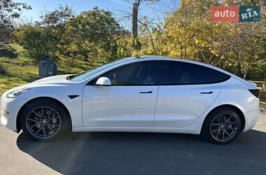 Седан Tesla Model 3 2022 в 