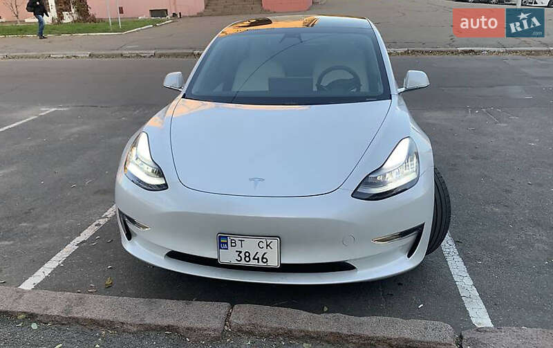 Седан Tesla Model 3 2019 в Львове