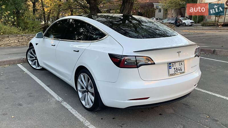 Седан Tesla Model 3 2019 в Львове