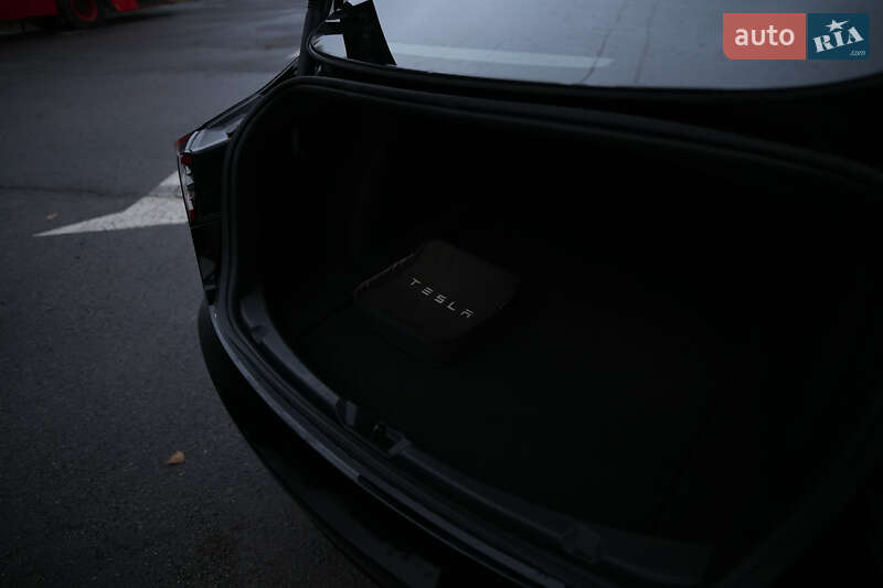 Седан Tesla Model 3 2023 в Ужгороде