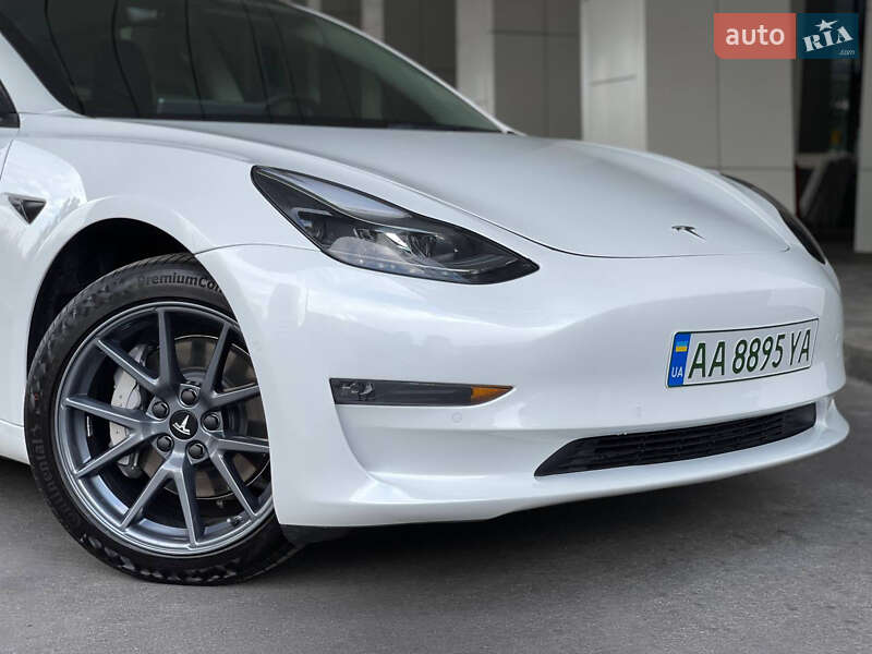 Седан Tesla Model 3 2022 в Львове