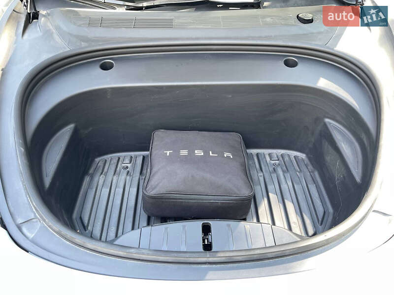 Седан Tesla Model 3 2022 в Львове