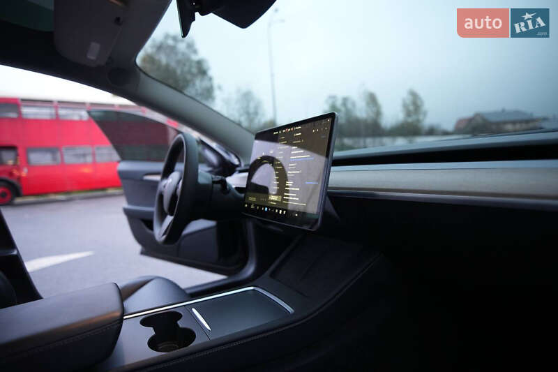 Седан Tesla Model 3 2023 в Ужгороде