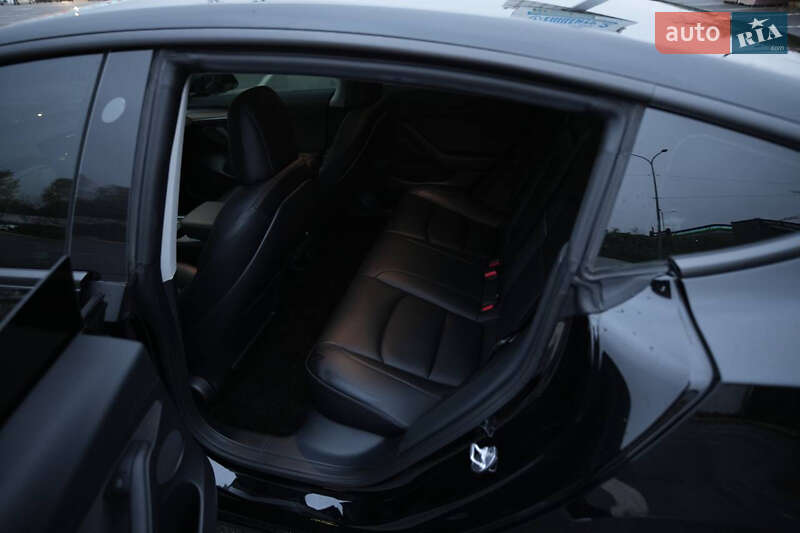 Седан Tesla Model 3 2023 в Ужгороде