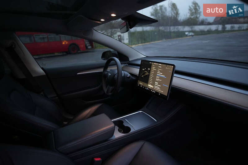 Седан Tesla Model 3 2023 в Ужгороде