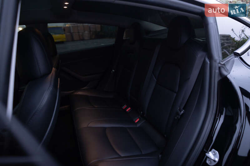 Седан Tesla Model 3 2023 в Ужгороде