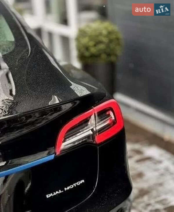 Седан Tesla Model 3 2018 в Києві