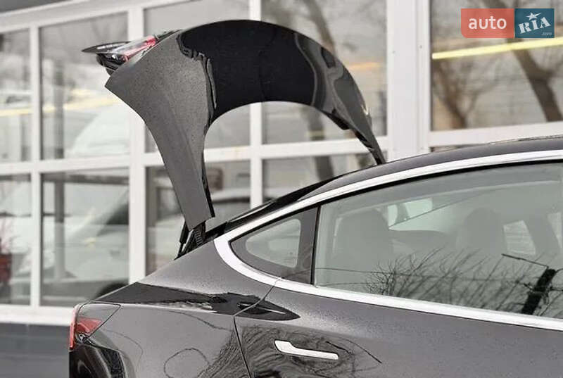 Седан Tesla Model 3 2018 в Києві