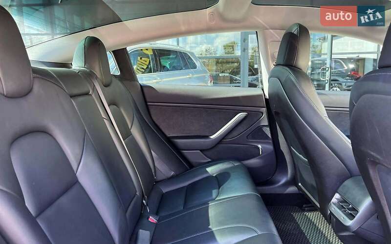 Седан Tesla Model 3 2019 в Івано-Франківську
