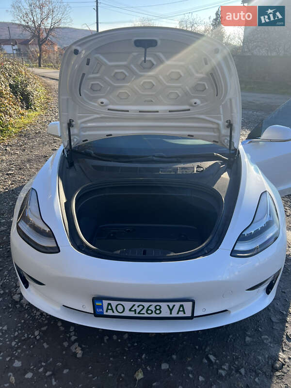 Седан Tesla Model 3 2019 в Ужгороді