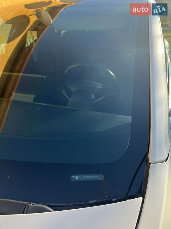 Седан Tesla Model 3 2019 в Ужгороді