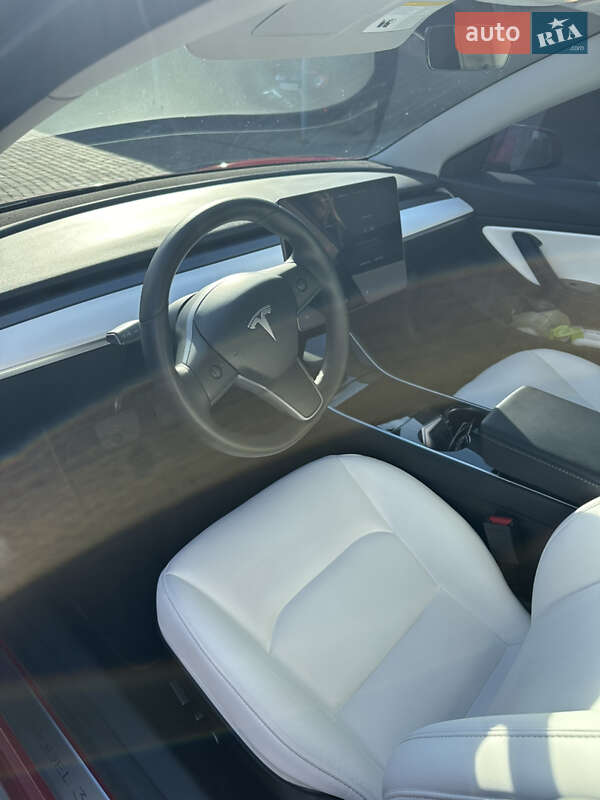 Седан Tesla Model 3 2019 в Нововолынске
