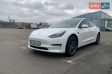 Седан Tesla Model 3 2021 в Киеве
