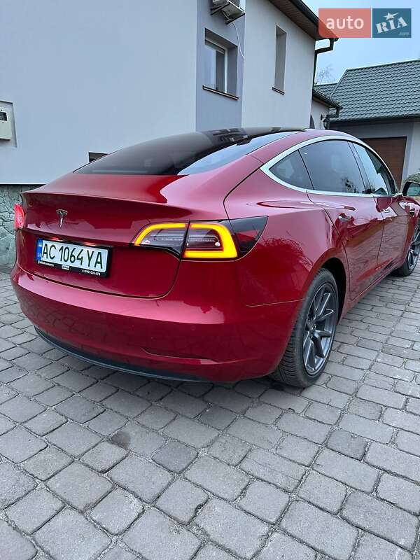 Седан Tesla Model 3 2018 в Маневичах