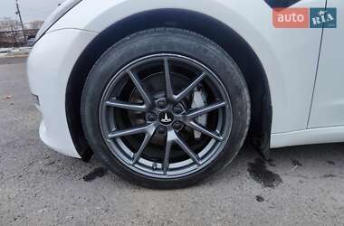 Седан Tesla Model 3 2020 в 