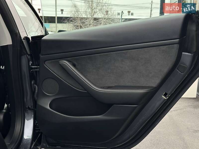 Седан Tesla Model 3 2023 в Рівному