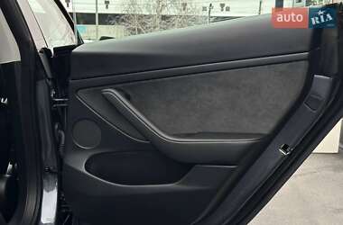 Седан Tesla Model 3 2023 в 