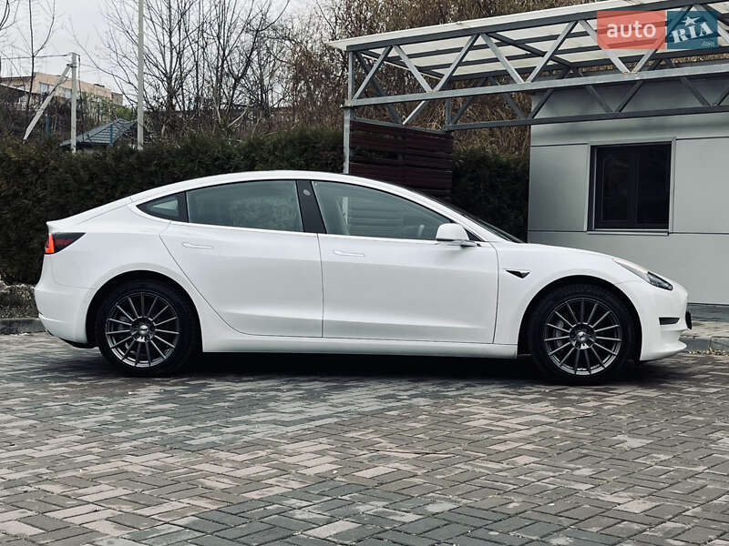 Седан Tesla Model 3 2020 в Луцке
