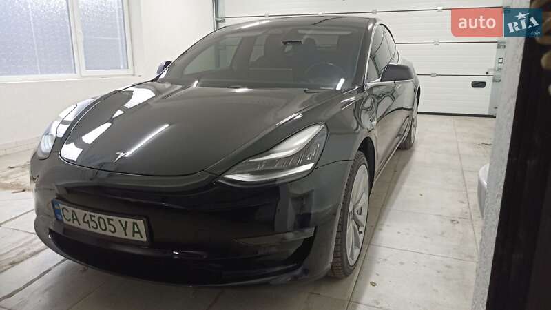 Седан Tesla Model 3 2018 в Умани