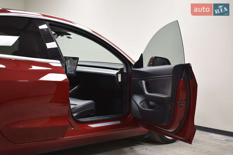 Седан Tesla Model 3 2019 в Ужгороді
