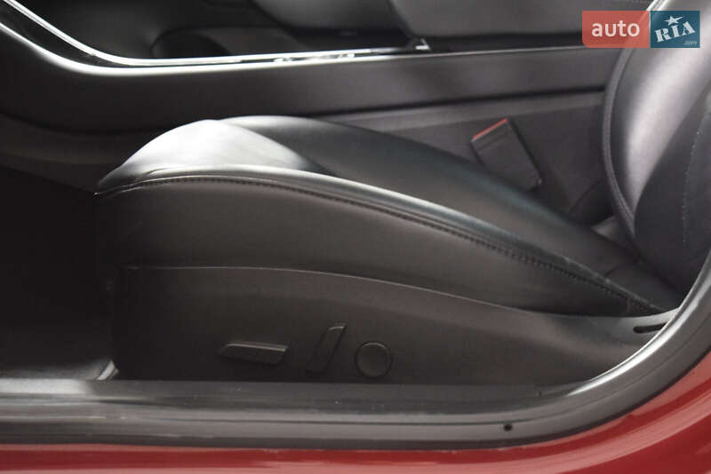 Седан Tesla Model 3 2019 в Ужгороді