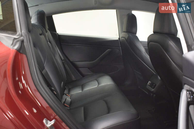 Седан Tesla Model 3 2019 в Ужгороді