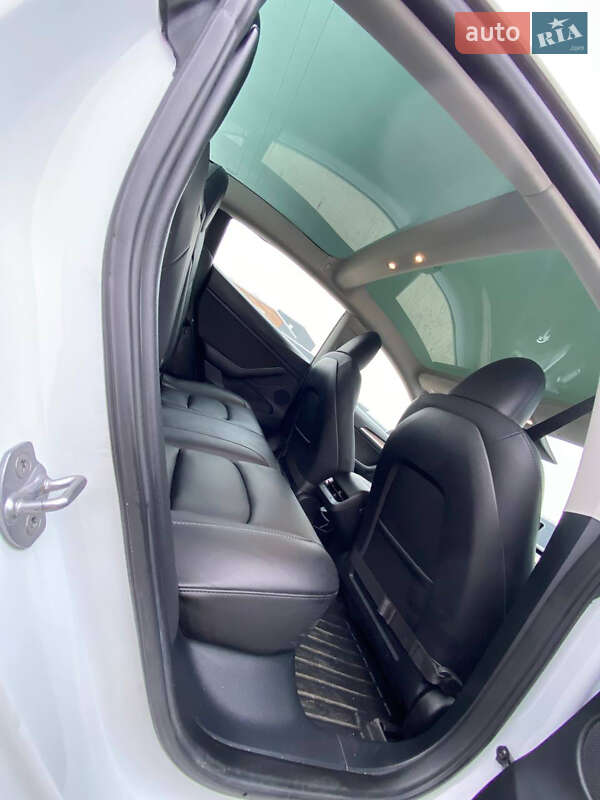 Седан Tesla Model 3 2023 в Рівному