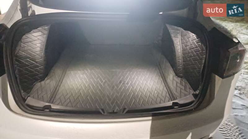 Седан Tesla Model 3 2023 в 
