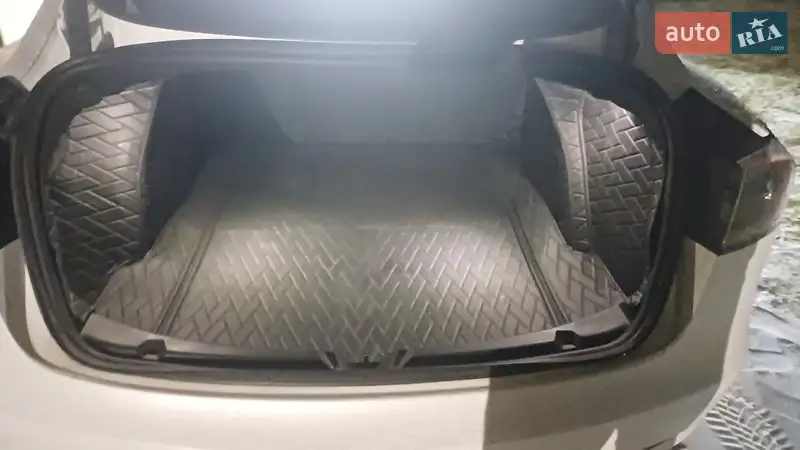 Седан Tesla Model 3 2023 в 