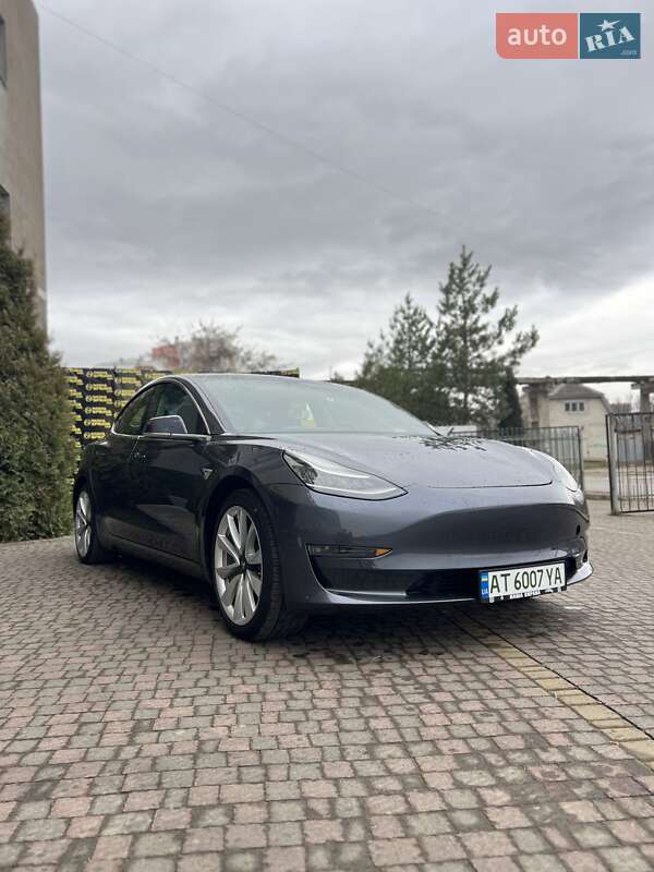 Седан Tesla Model 3 2018 в Івано-Франківську