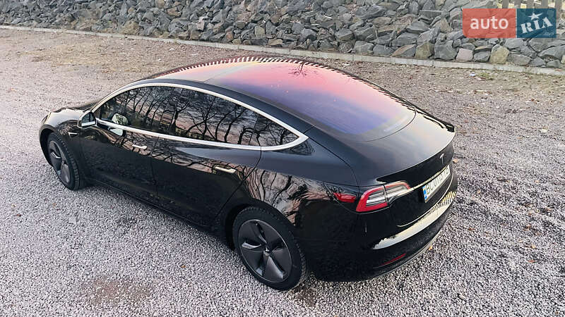 Седан Tesla Model 3 2018 в Львові