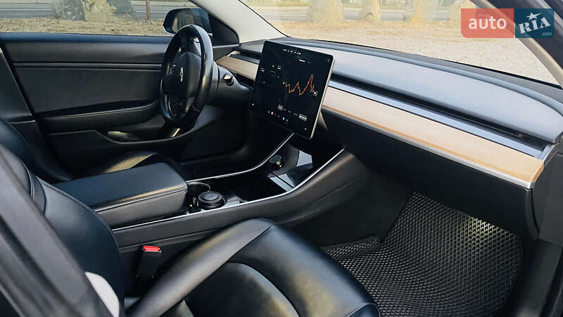 Седан Tesla Model 3 2018 в Львові