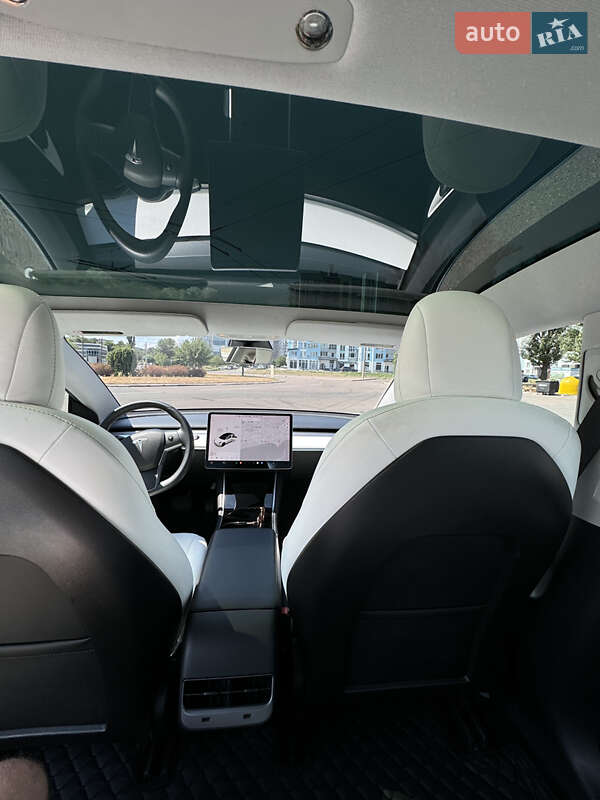 Седан Tesla Model 3 2019 в Черкасах