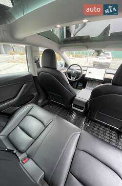Седан Tesla Model 3 2021 в 