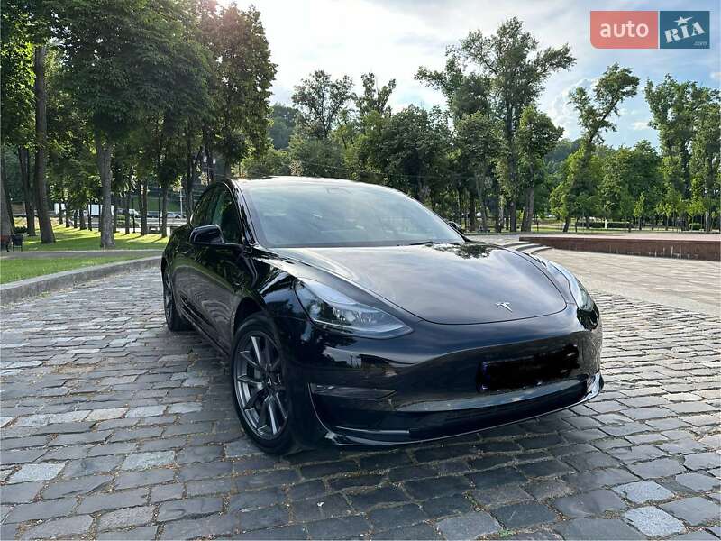 Седан Tesla Model 3 2023 в 
