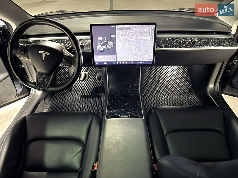 Седан Tesla Model 3 2018 в Чернівцях