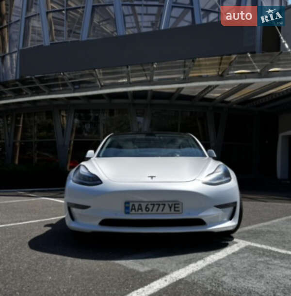 Седан Tesla Model 3 2021 в Киеве