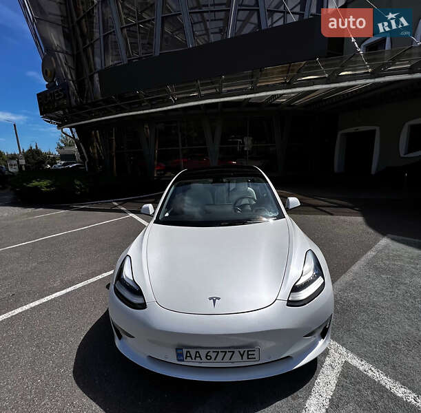 Седан Tesla Model 3 2021 в Киеве