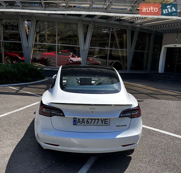 Седан Tesla Model 3 2021 в Києві