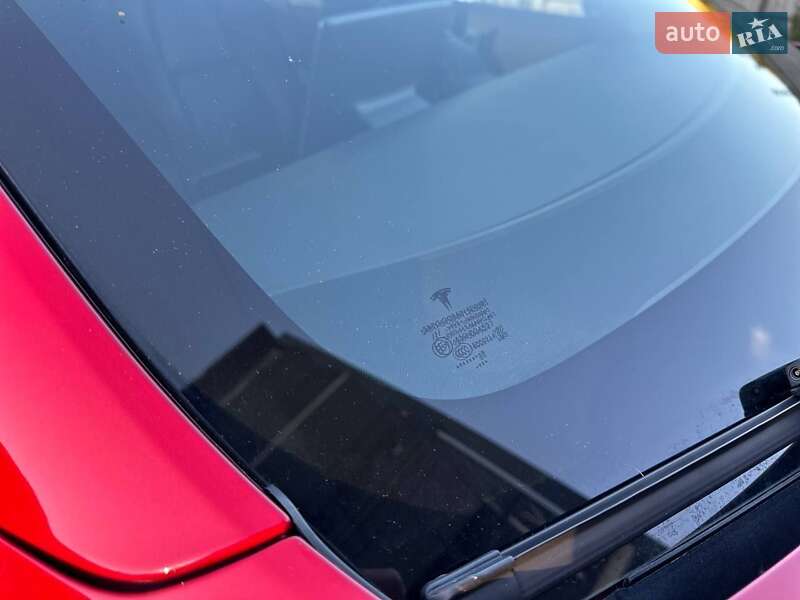 Седан Tesla Model 3 2018 в Шумську