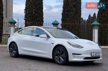 Седан Tesla Model 3 2019 в Дубні